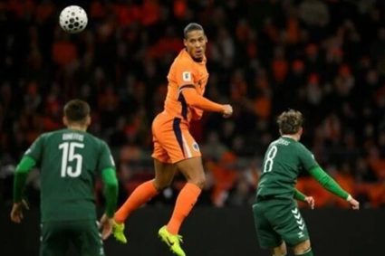 Van Dijk vượt Frank de Boer, ghi dấu lịch sử mới