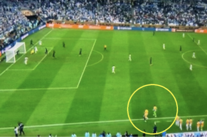 Argentina có 13 cầu thủ trên sân khi Messi ghi bàn