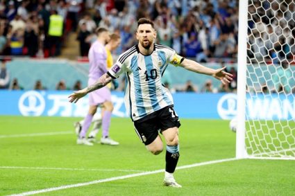 Argentina vào tứ kết World Cup 2022, Messi ‘bỏ’ ăn mừng trận 1.000