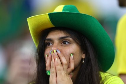 CĐV Brazil khóc nức nở khi đội nhà thua trận