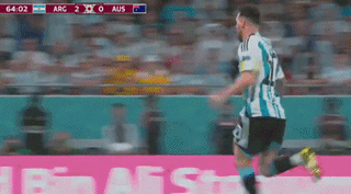 CĐV vái lạy Messi