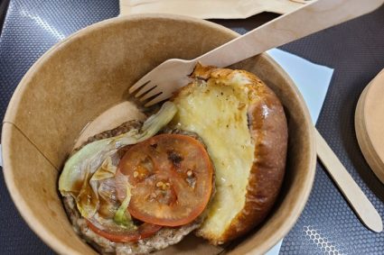 Chiếc hamburger giá gần 20 USD và ‘tiếng Anh vỉa hè’ ở World Cup