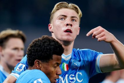 Cựu sao MU lập cú đúp, Napoli vượt qua Juventus trên sân nhà