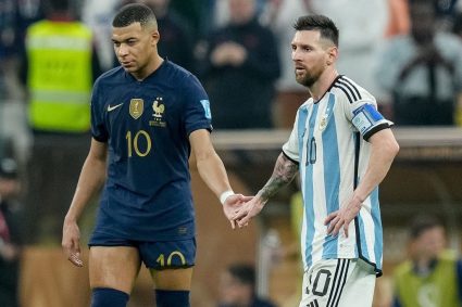Hành động tinh tế của Messi khiến Mbappe kính nể