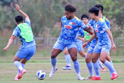 HLV Kim Sang Sik gây bất ngờ, Xuân Son khó đá chính trận gặp Lào