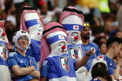 Lý do CĐV Nhật dọn rác trên khán đài