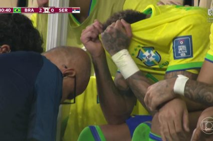 Neymar bật khóc trên ghế dự bị