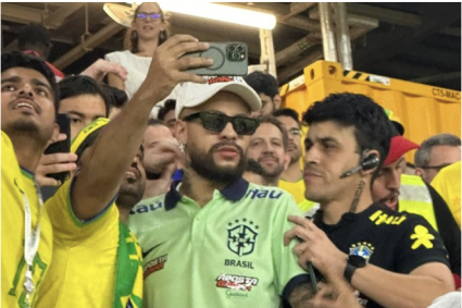 Neymar giả làm náo loạn khán đài trận Brazil gặp Thụy Sĩ