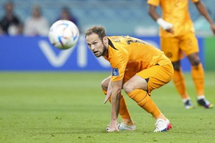 Người hùng của tuyển Hà Lan thi đấu với máy khử rung tim