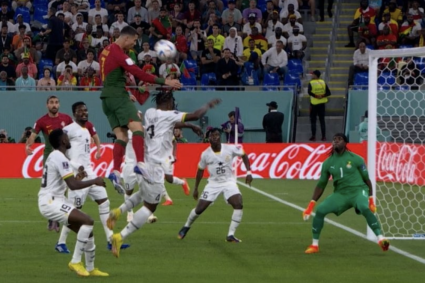 Ronaldo bật cao hơn khung thành