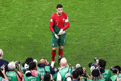 Ronaldo uống nước cũng gây chấn động