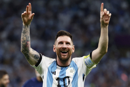 Vì sao Messi thường chỉ tay lên trời sau khi ghi bàn