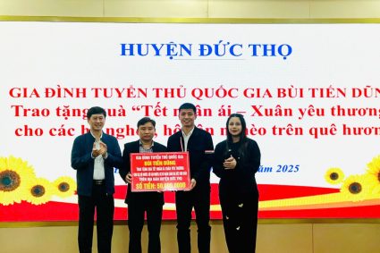 Bùi Tiến Dũng có hành động ý nghĩa sau khi được vinh danh ở quê nhà