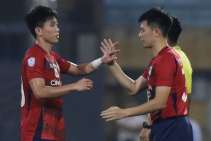 CAHN thắng đậm, HLV Polking gây bất ngờ với Đình Trọng