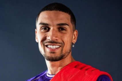 Đỗ Hoàng Hên nhận lời chúc mừng từ các đồng nghiệp