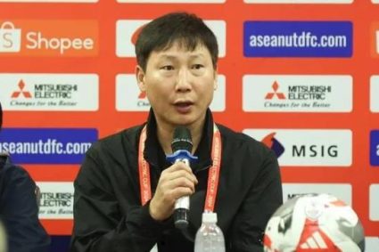 Hạ Thái Lan, HLV Kim Sang-sik tán dương 2 cầu thủ