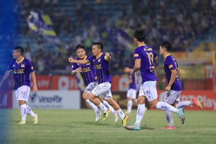 HLV Bình Định than phiền VAR, cầu thủ Việt kiều nhận lời khen