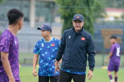 HLV Roland nói về sự thiếu vắng cầu thủ trẻ xuất sắc như Quang Hải, Văn Hậu