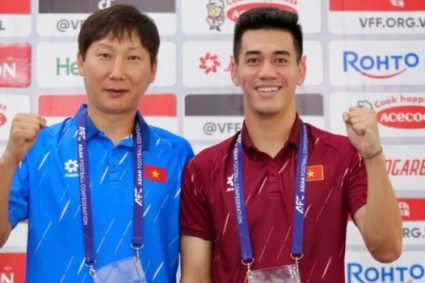 Thay Xuân Son, HLV Kim Sang-sik đặt trọn niềm tin nơi Tiến Linh