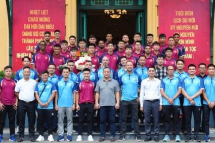 Văn Hậu, Lý Đức cùng CLB CAHN báo công dâng Bác