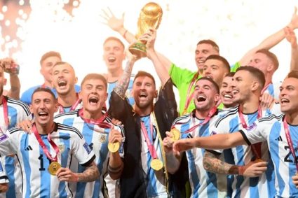 Enzo Fernandez hiện thực hóa giấc mơ PlayStation với Messi